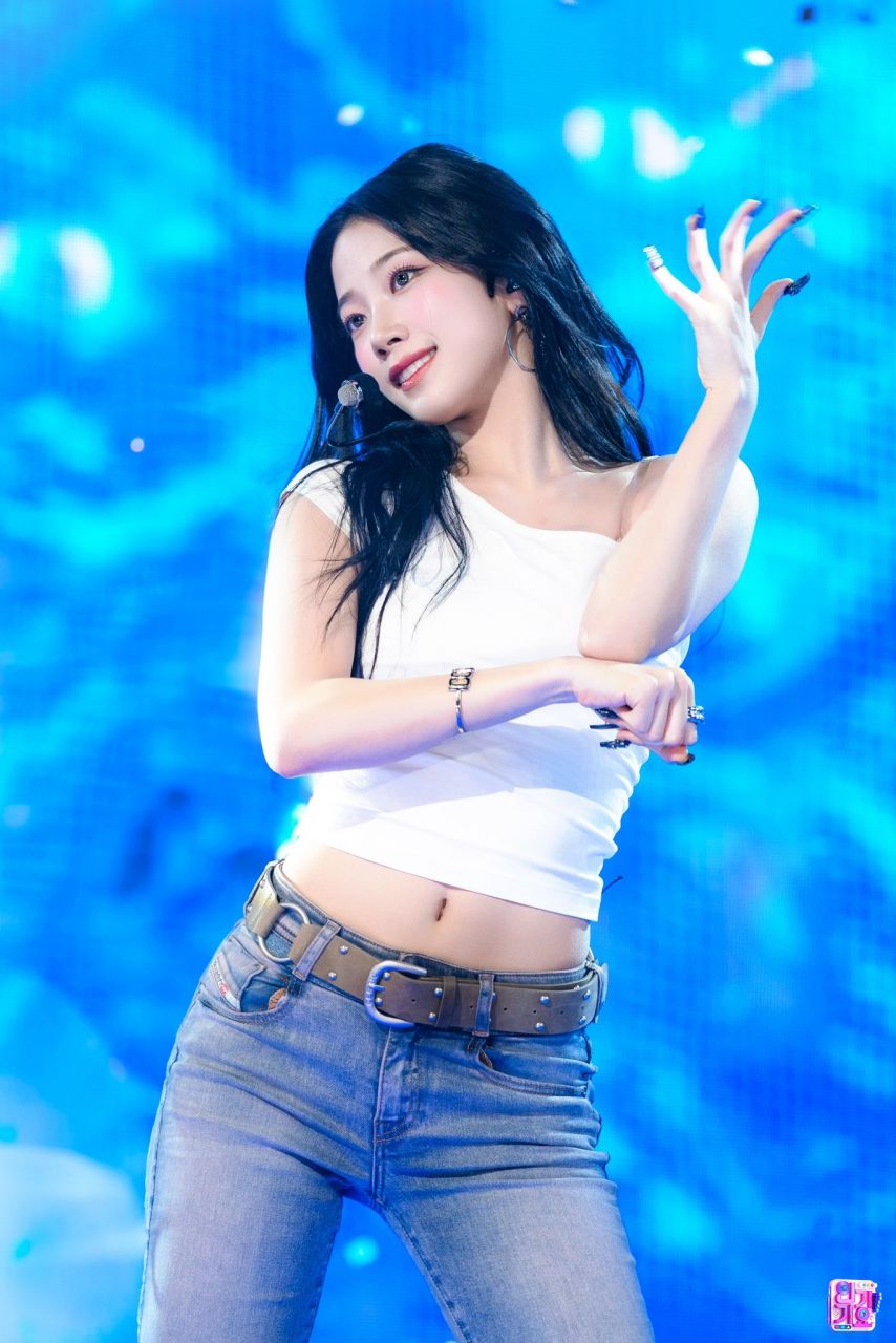 청바지핏 좋은 상큼한 미모 르세라핌 카즈하2_6.jpg