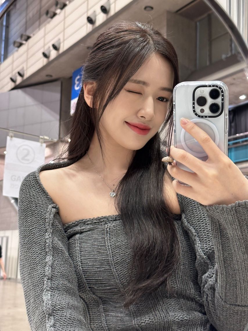 셀카찍는 아이브 안유진1_1.jpg