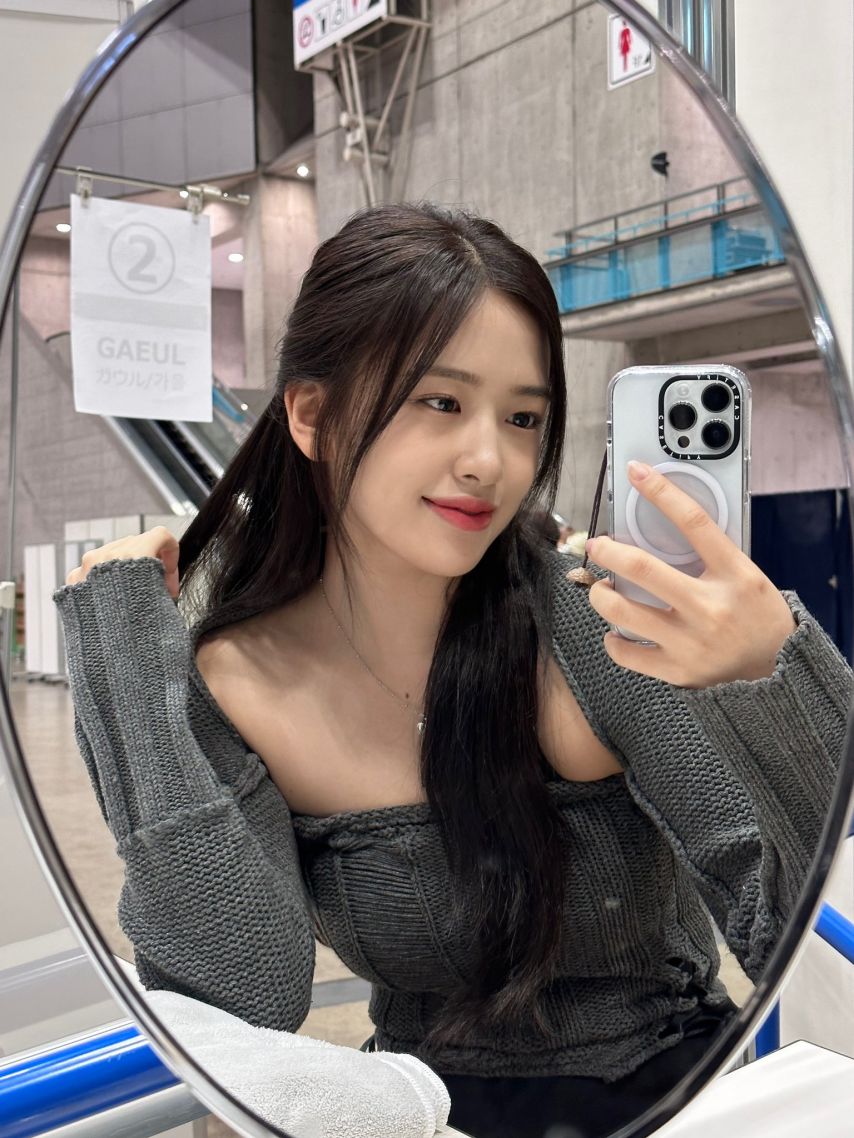 셀카찍는 아이브 안유진1_3.jpg