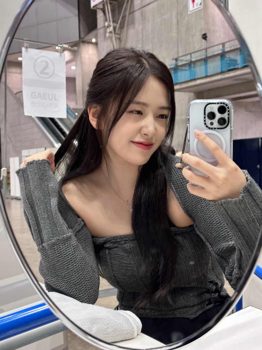 셀카찍는 아이브 안유진1_2.jpg