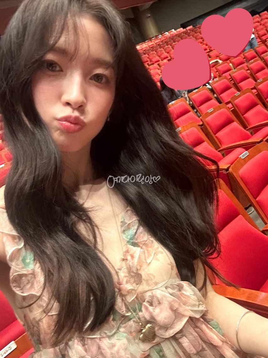 화사한 꽃무늬 드레스 요망한 가슴골 뽀얀 허벅지 각선미 아린8.jpg
