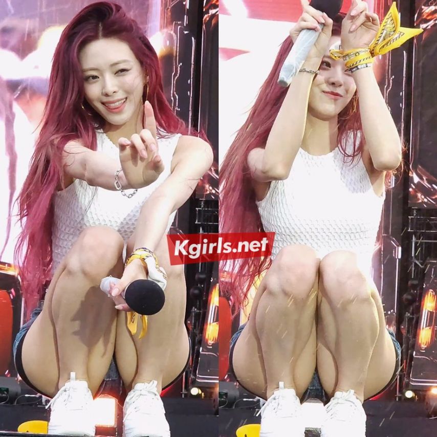 어제자 ITZY 유나 워터밤 1열 팬서비스1_1.jpg