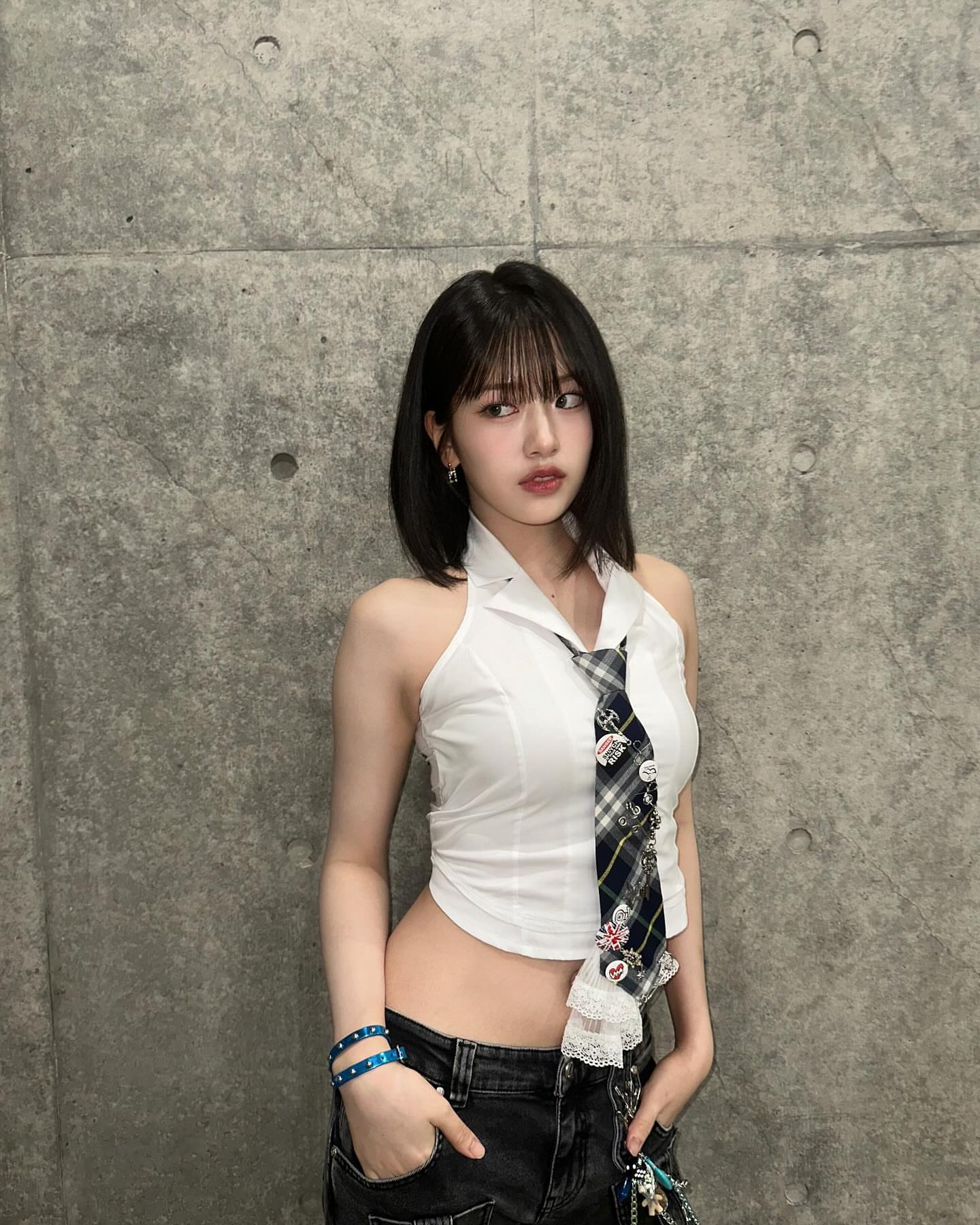 화이트 민소매 셔츠 + 넥타이 아이브 안유진 시원한 어깨 겨드랑이1.jpg