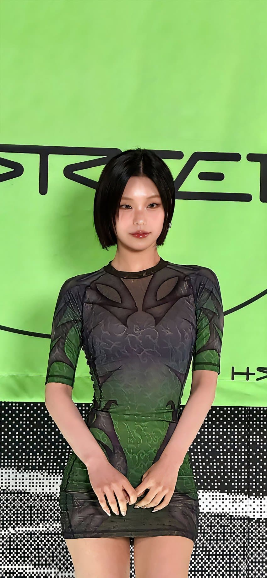 ITZY 예지 골반에 촥 달라붙는 밀착 원피스 화난 엉덩이핏10.jpg