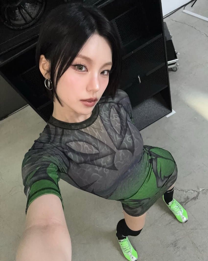ITZY 예지 골반에 촥 달라붙는 밀착 원피스 화난 엉덩이핏6.jpg