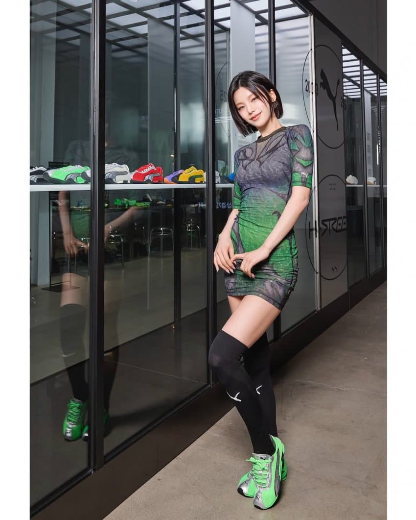 ITZY 예지 골반에 촥 달라붙는 밀착 원피스 화난 엉덩이핏8.jpg
