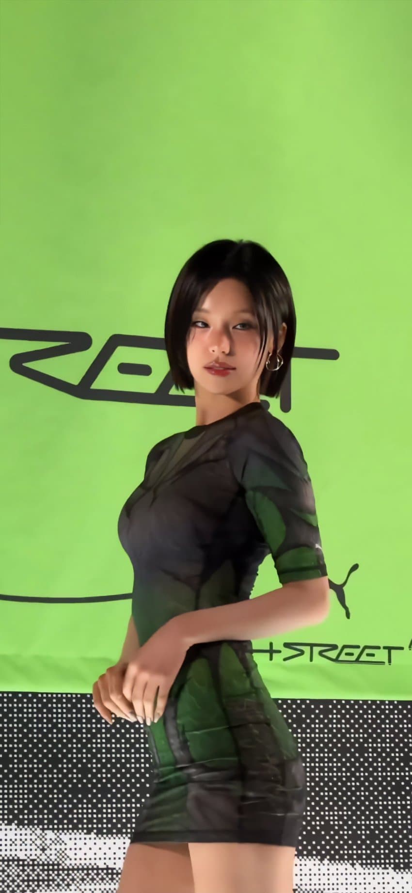 ITZY 예지 골반에 촥 달라붙는 밀착 원피스 화난 엉덩이핏12.jpg