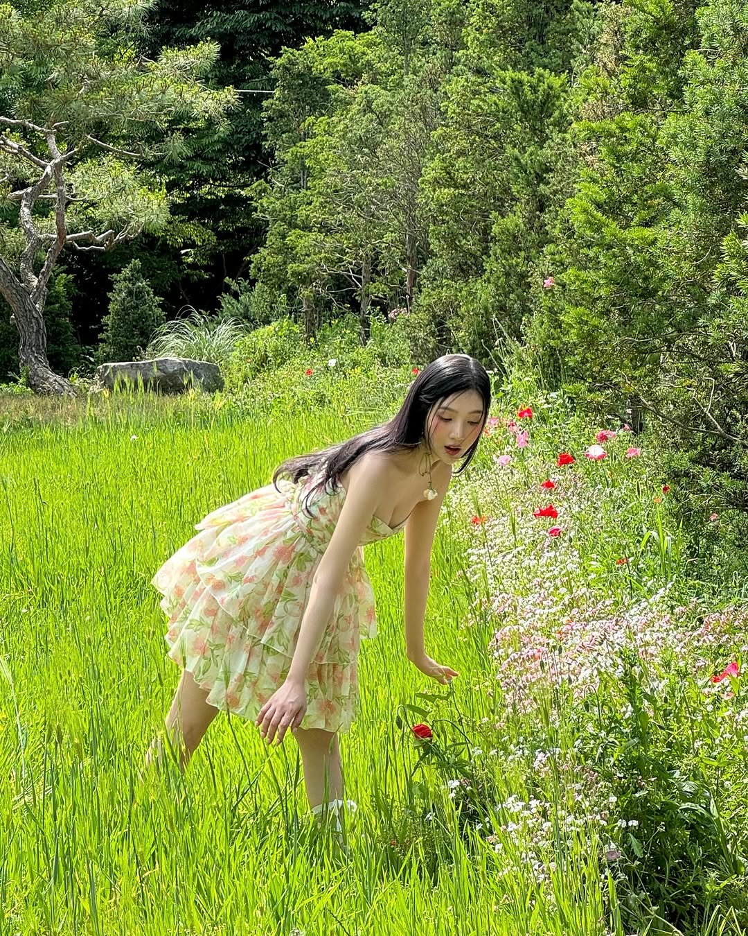 레드벨벳 조이 꽃밭에서 오프숄더 꽃원피스 가슴골 노출 레전드1.jpg