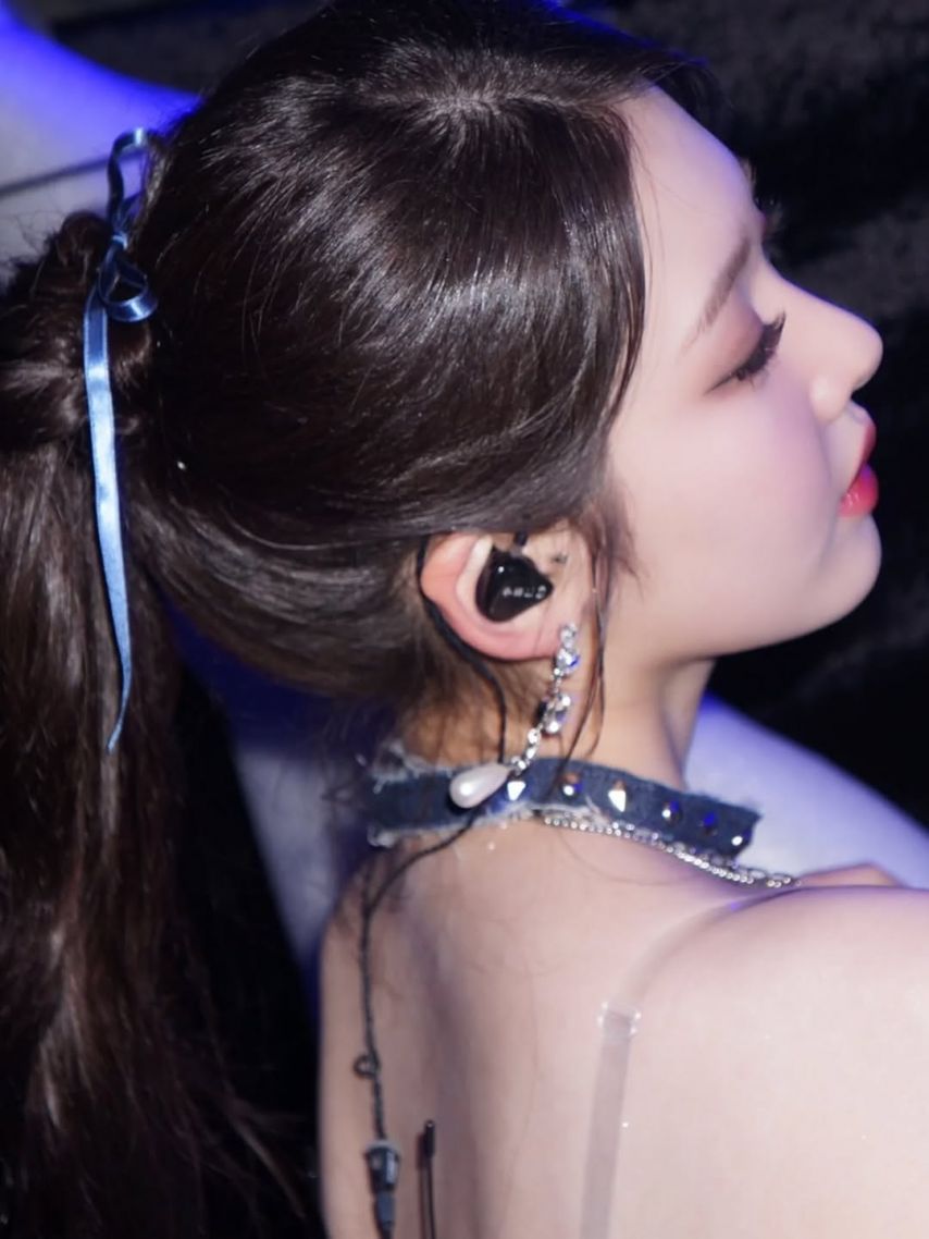 BABYMONSTER (베이비몬스터) 로라1_3.jpg