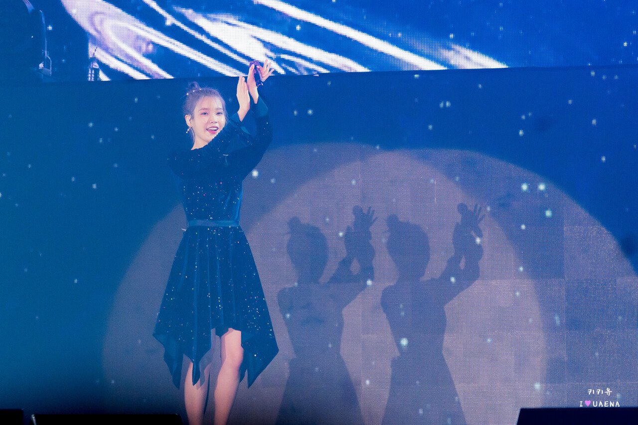 아이유 콘서트 사진1_2.jpeg