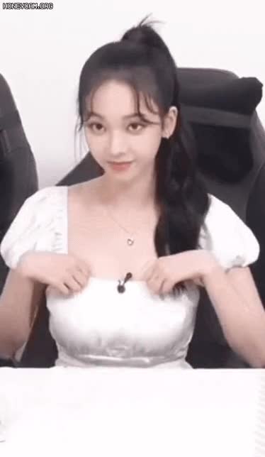 뱀상 에스파 카리나 11.gif