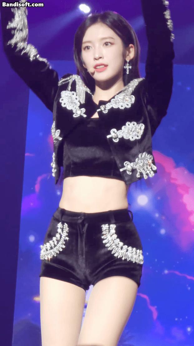 블랙벨벳 핫팬츠 보드라운 하체 핏을 자랑하는 오마이걸 아린7.png.jpg