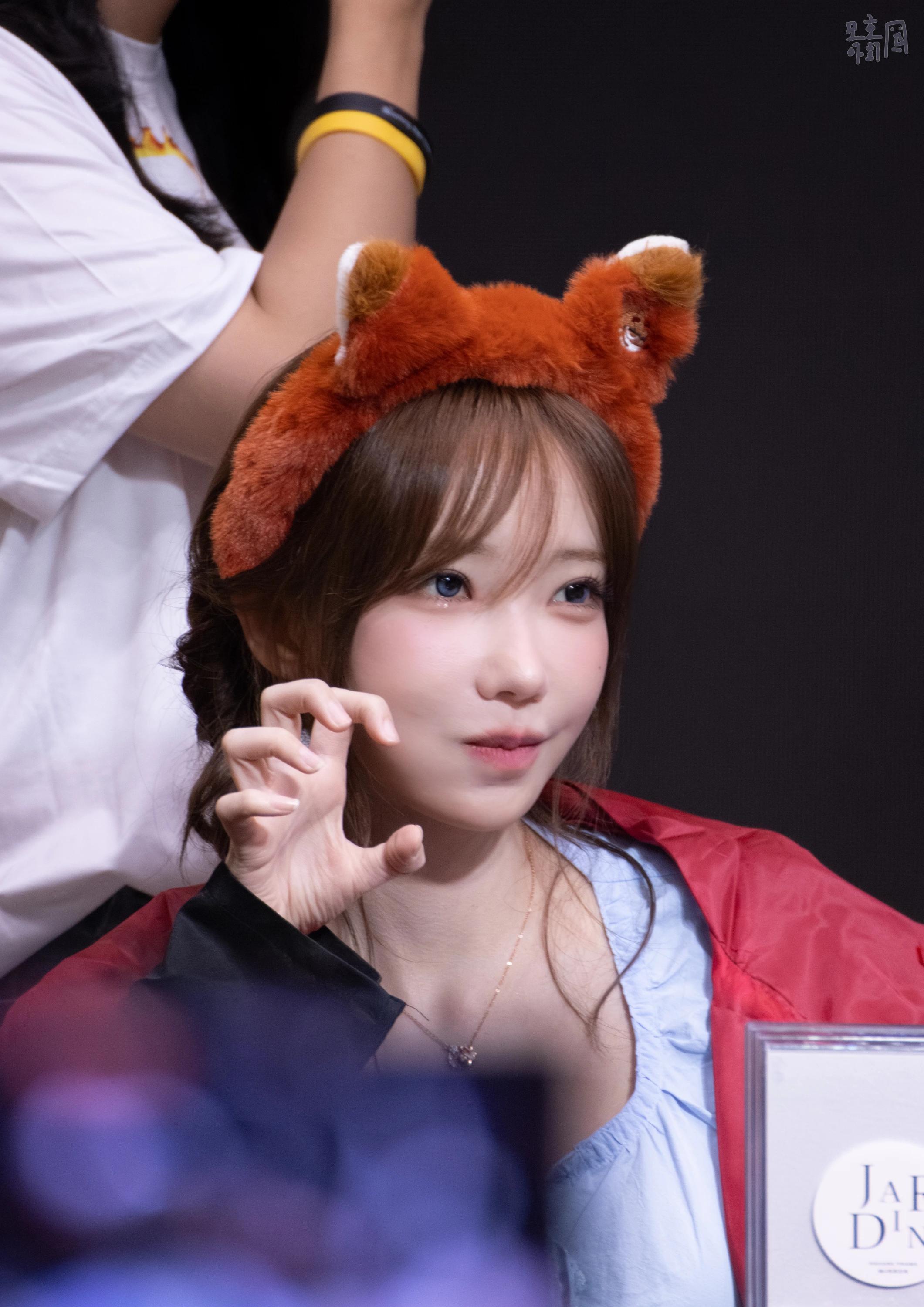 QWER 머리 박는게 습관인 아희1_3.webp.jpg