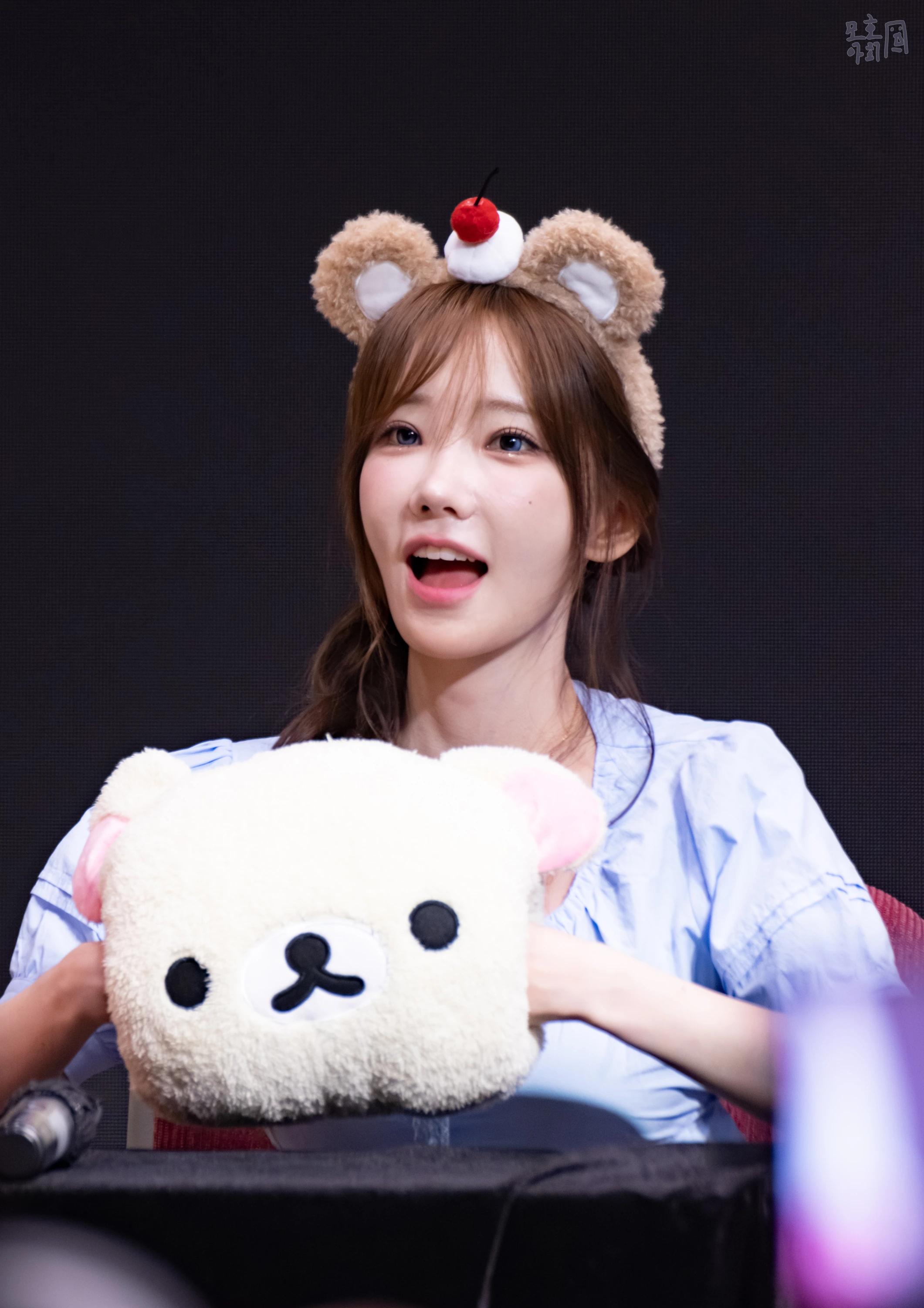 QWER 머리 박는게 습관인 아희1_1.webp.jpg