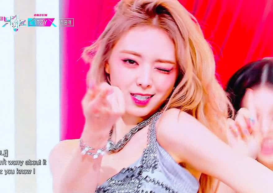 금발로 컴백한 ITZY 유나 미모 3.gif