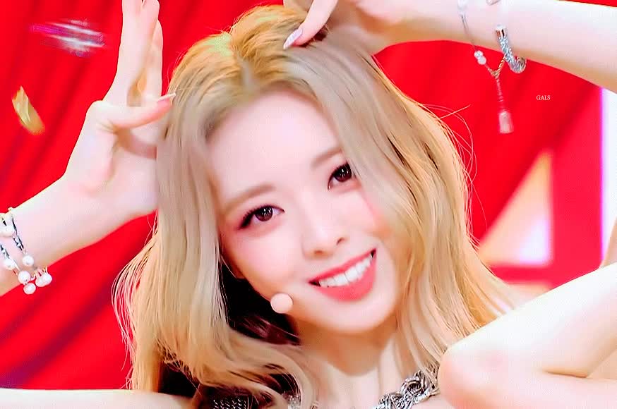 금발로 컴백한 ITZY 유나 미모 8.gif