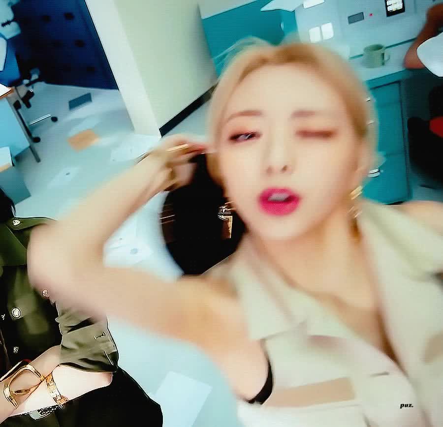 금발로 컴백한 ITZY 유나 미모 6.gif