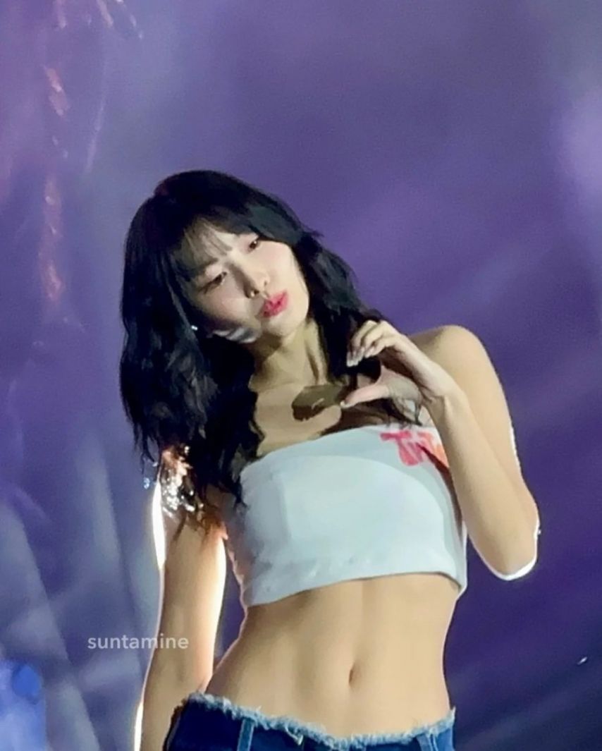 복근 골반라인이 섹시한 트와이스 모모1_1.jpg