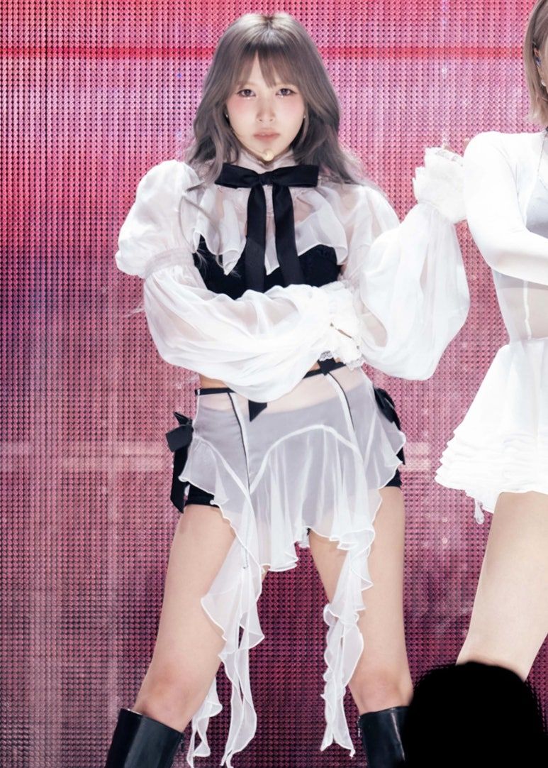 트와이스 미나 살랑거리는 흰 시스루 의상 검정 란제리 엉벅지7.jpg