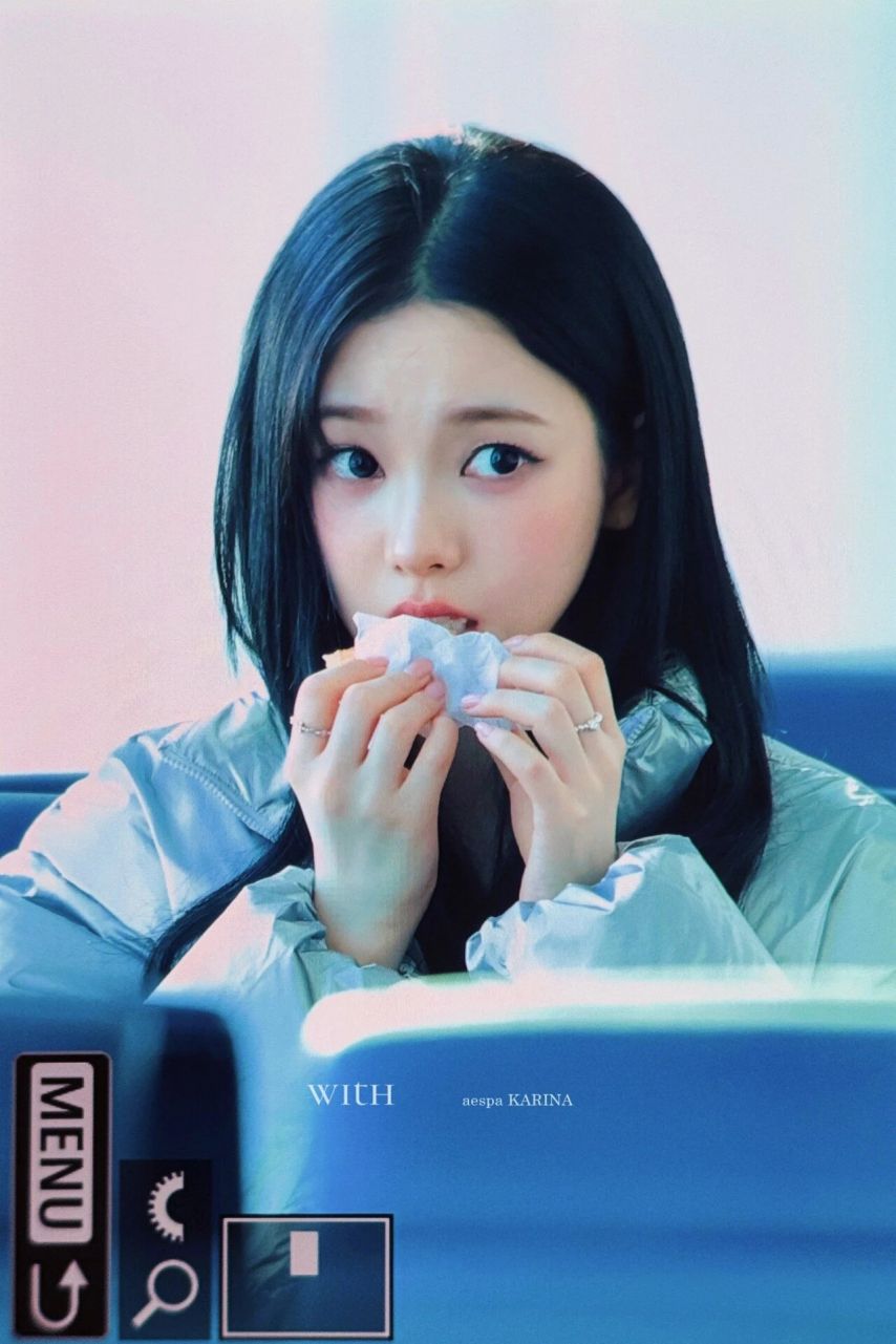 오물오물 혀까지 낼름거리며 도넛 먹는 에스파 카리나3.jpg