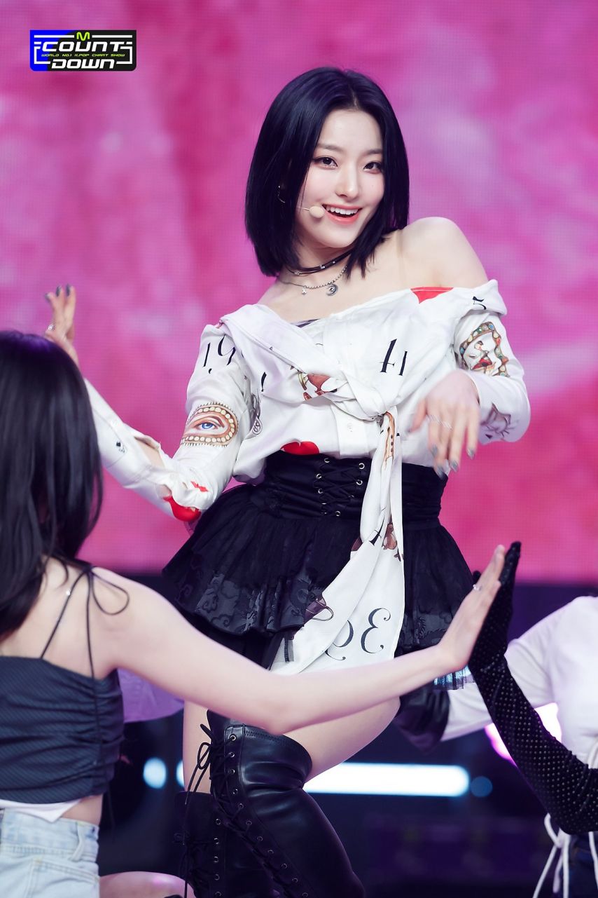 프로미스나인 이새롬1_3.jpg