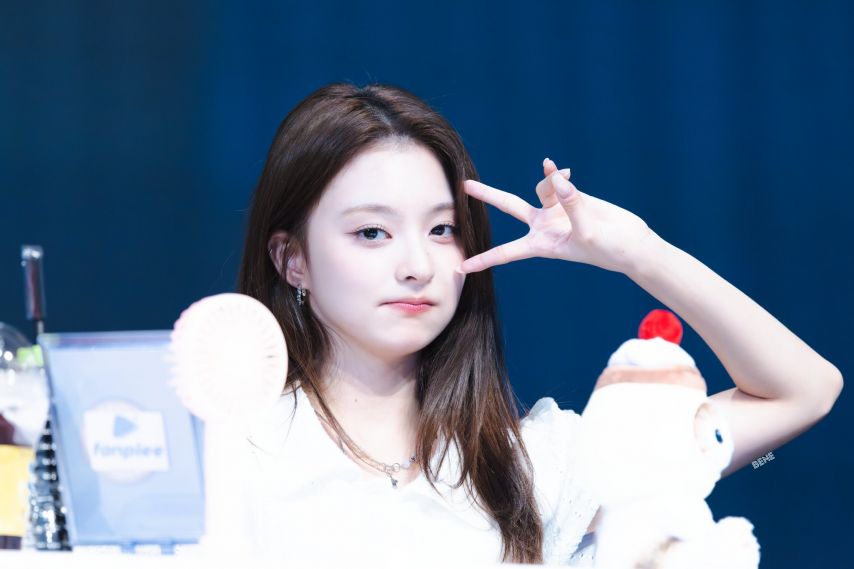 프로미스나인 이나경1_3.jpg