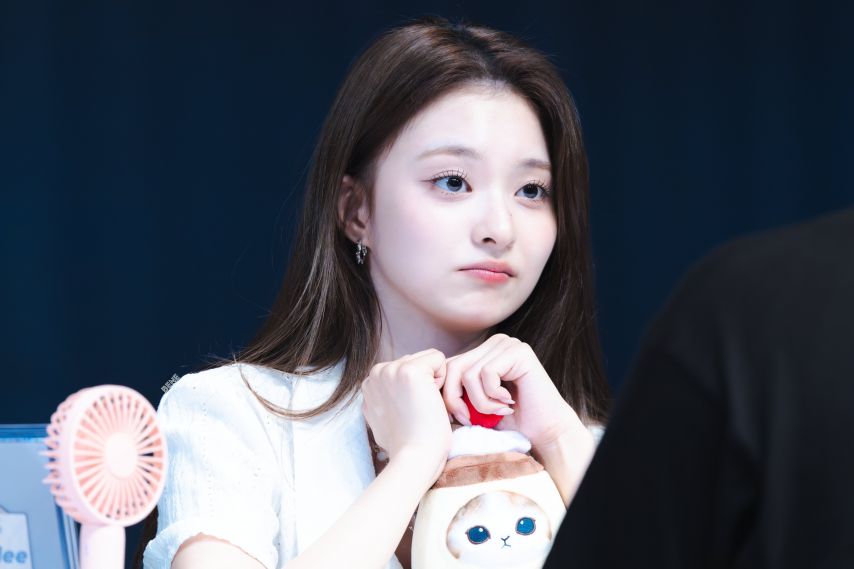 프로미스나인 이나경1_4.jpg