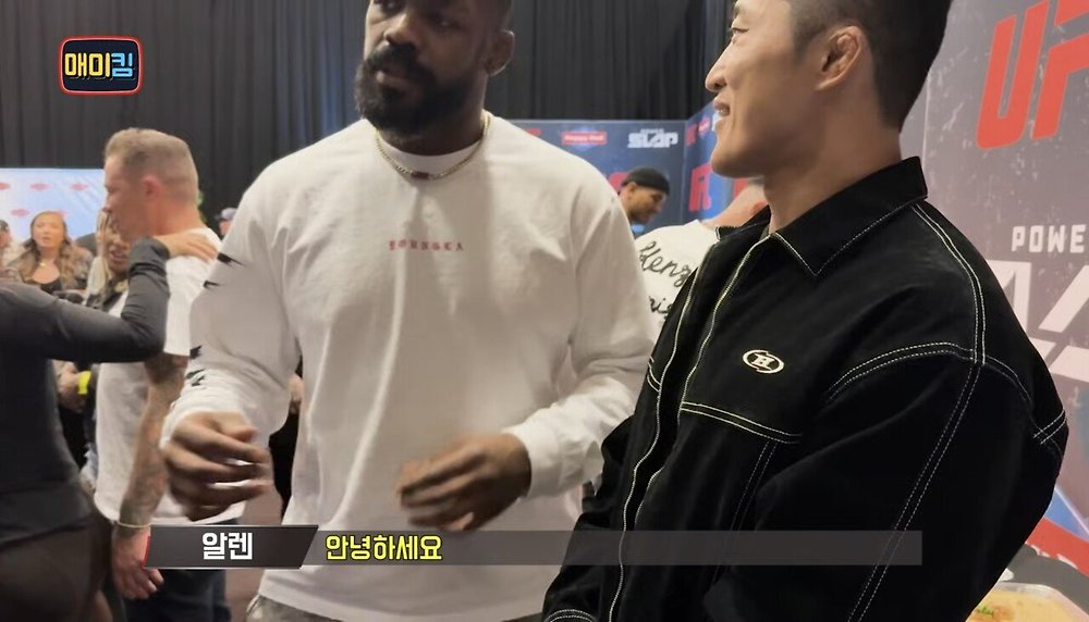 김동현에게 장난치며 다가오는 UFC 챔피언 존 존스5.jpg