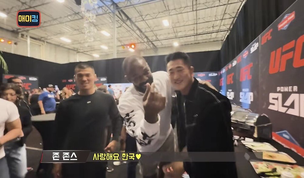 김동현에게 장난치며 다가오는 UFC 챔피언 존 존스11.jpg