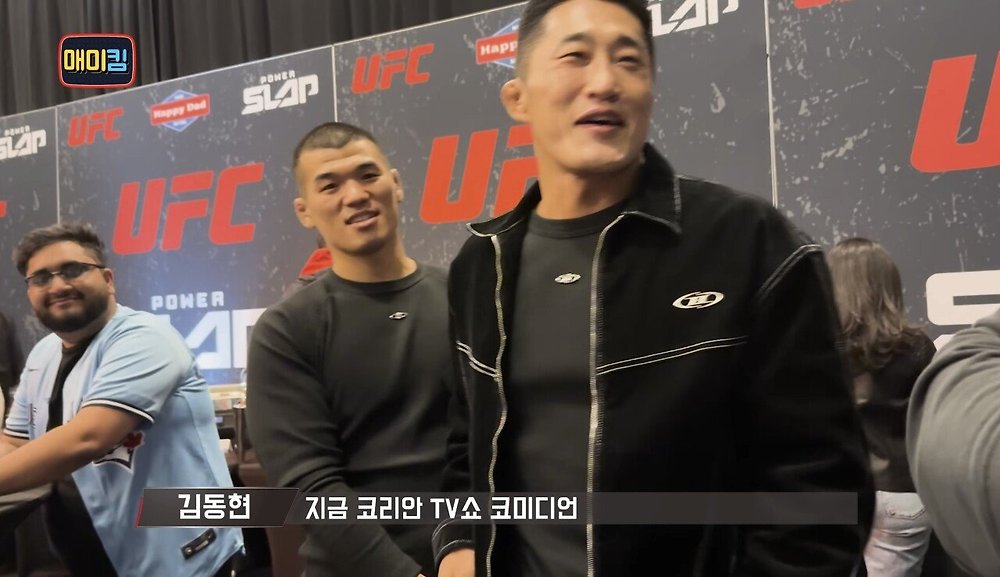 김동현에게 장난치며 다가오는 UFC 챔피언 존 존스22.jpg