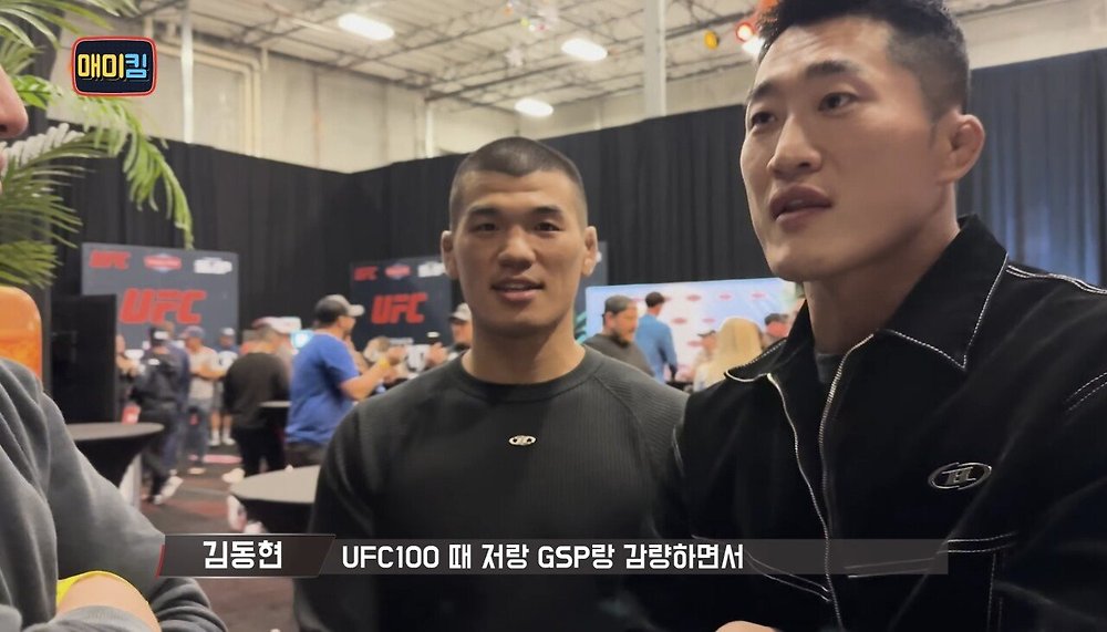 김동현에게 장난치며 다가오는 UFC 챔피언 존 존스25.jpg