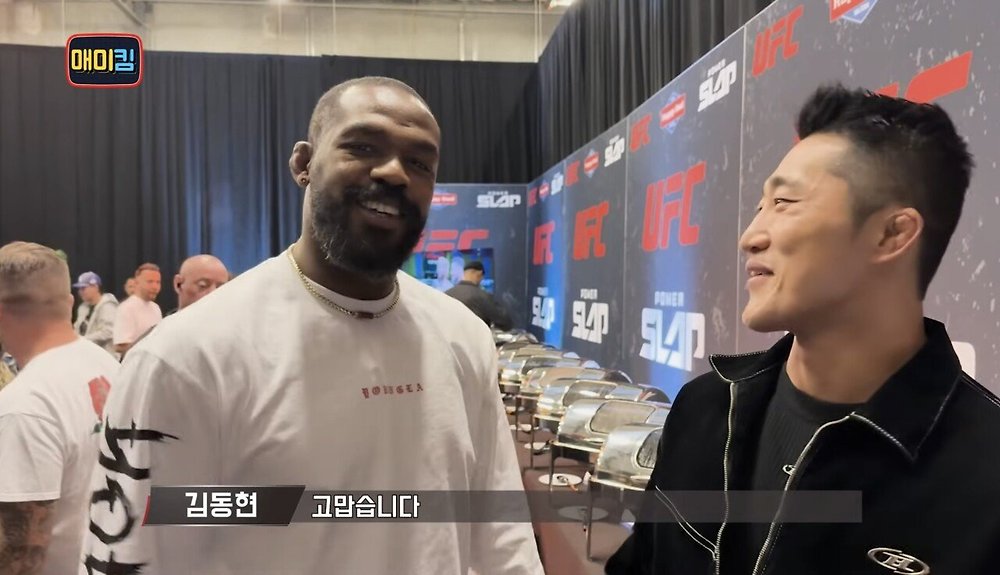 김동현에게 장난치며 다가오는 UFC 챔피언 존 존스12.jpg