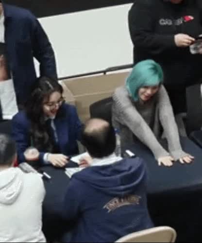 6AE3214A-E044-46D3-AB5F-61F384A93F04.gif