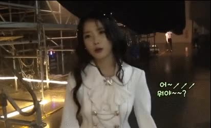 지나가면서 아이유한테 시비거는 댄서.gif