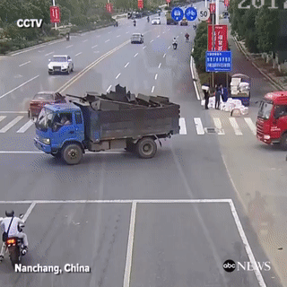 중국의 교통사고 AAg5dfb8d68c386a.gif