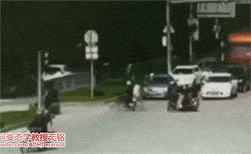 중국의 교통사고 AAg5dfb8d6844ca1.gif