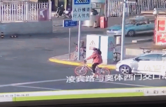 중국의 교통사고 155888420215707.gif
